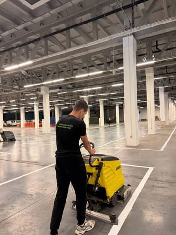 Працівник із підлогомийною машиною під час прибирання магазину «Аврора» перед відкриттям